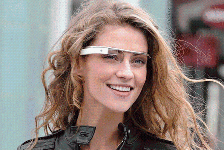 ETIKETTE. Google har nu udsendt retningslinjer for, hvordan deres intelligente brille, Glass, skal bruges. Det sker i håbet om at Glass-brugere ikke bliver kaldt 'Glassholes'. (Foto: PR-foto/Google) 