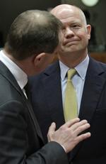 Møde. Udenrigsminister Martin Lidegaard (R) taler med den britiske udenrigsminister William Hague. 