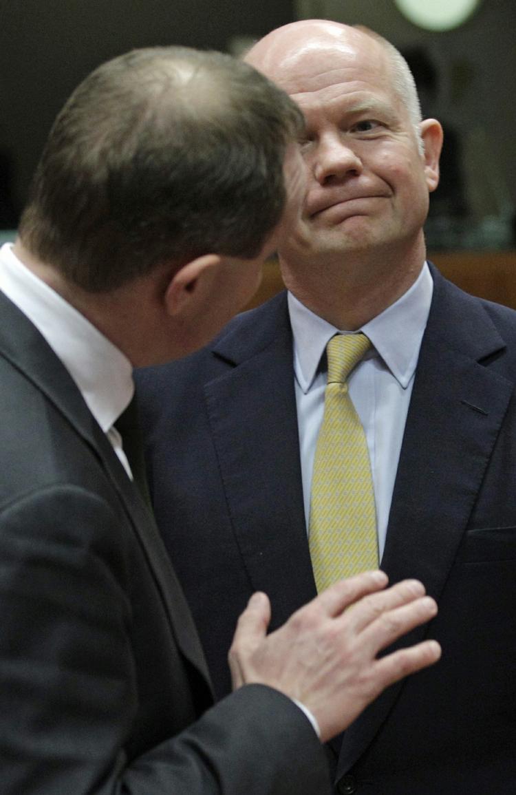Møde. Udenrigsminister Martin Lidegaard (R) taler med den britiske udenrigsminister William Hague. 
