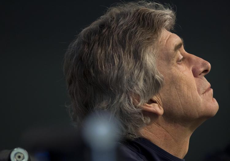 Manchester Citys manager, Manuel kritik. Pellegrini, var godt muggen efter nederlaget mod Barcelona. Dommerkritikken kan nu koste ham karantæne. 
