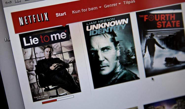 dyrere. I dag koster det 79 kroner om måneden at streame film- og tv-serier på Netflix. Det kan blive dyrere, hvis tjenesten skal betale dansk moms. 