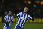 1-3. Esbjerg fB's nye angriber, Martin Pusic, fejrer sin scoring, mens vestjyderne stadig var godt med i kampen mod Fiorentina. 