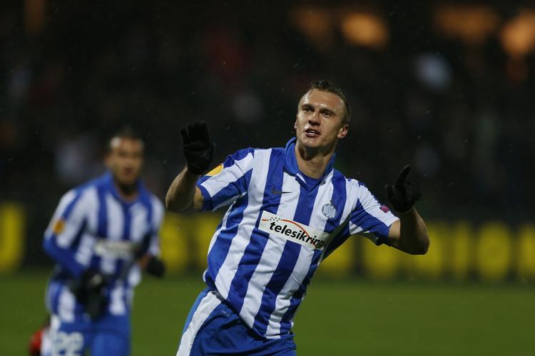 1-3. Esbjerg fB's nye angriber, Martin Pusic, fejrer sin scoring, mens vestjyderne stadig var godt med i kampen mod Fiorentina. 