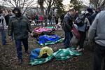 Drab. Mindst 70 mennesker menes at være blevet dræbt i Ukraine i går, og flere hoteller i Kijevs centrum havde ifølge udenlandske journalister døde og sårede liggende i lobbyen. I haven bag Skt. Michaels Kirke nogle hundrede meter fra Uafhængighedspladsen bliver døde samlet og registreret.  - Foto: 