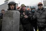 Under et overraskelsesangreb blev flere betjente taget til fange. Deres sikkerhedsudstyr og hjelme blev revet af, før de blev gennembanket. Vrede demonstranter styrtede til  i lynchstemning med køller, men lederne bevarede fatningen og fik dem i sikkerhed. 