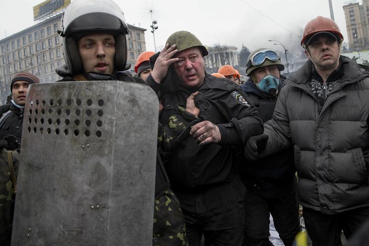Under et overraskelsesangreb blev flere betjente taget til fange. Deres sikkerhedsudstyr og hjelme blev revet af, før de blev gennembanket. Vrede demonstranter styrtede til  i lynchstemning med køller, men lederne bevarede fatningen og fik dem i sikkerhed. 