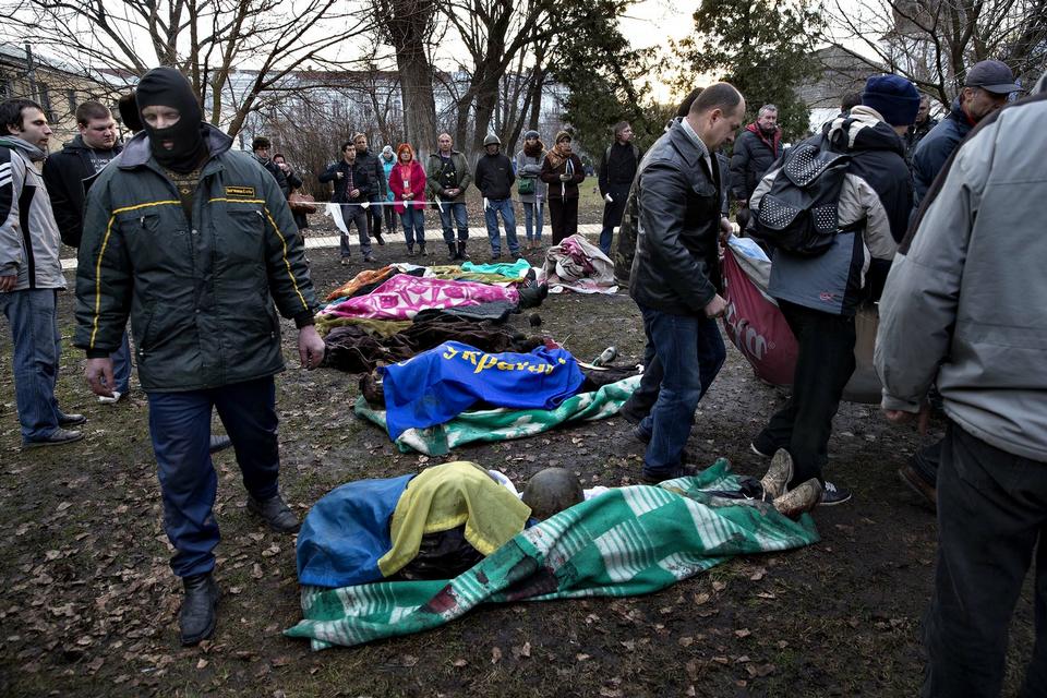 I haven bag domkirken 700 meter fra Uafhængighedspladsen bliver de døde fra dagens uroligheder registreret, inden de bliver kørt videre. 