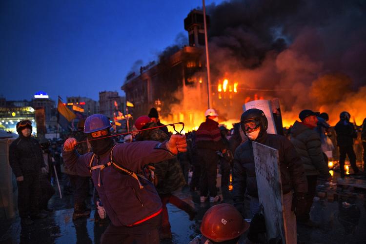 En stor del af aktivisternes våben er selvfabrikerede. Sent i aftes vedtog parlamentet en resolution, der beordrer myndighederne til at stoppe med at skyde med skarpt mod demonstranterne. 