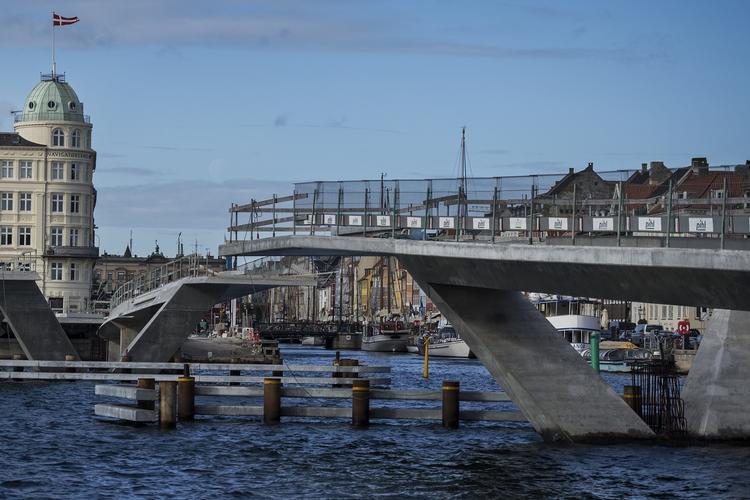 Ufærdig. Inderhavnsbroen bliver nu gjort færdig af DS SM, som er et firma fra Rødekro, der specialiserer sig i stålarbejde. 