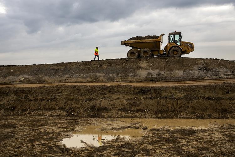 prøvehul. Tunnelen mellem Rødby og Puttgarden, Tyskland, bliver en sænketunnel på 17,6 kilometer. Ved Rødby Havn på Lolland blev der sidste år gravet et hul, så de forskellige firmaer kunne kigge på jordkvalitet. 