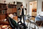 Overskud. 87-årige Børge Haarmark fra Espergærde modtager hver dag hjælp fra den private virksomhed Stabil Pleje. Han bliver kaldt 'chokolademanden' af sine plejere, fordi han deler chokolade ud til dem, han kan lide - heriblandt sosuassistenten Katja Trampedach. 