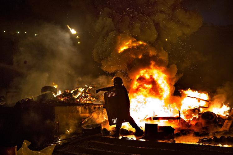 På den måde fungerer de som 'firewalls', vægge af ild, som holder politiet på afstand. På den anden side skyder politiet med vandkanoner. 