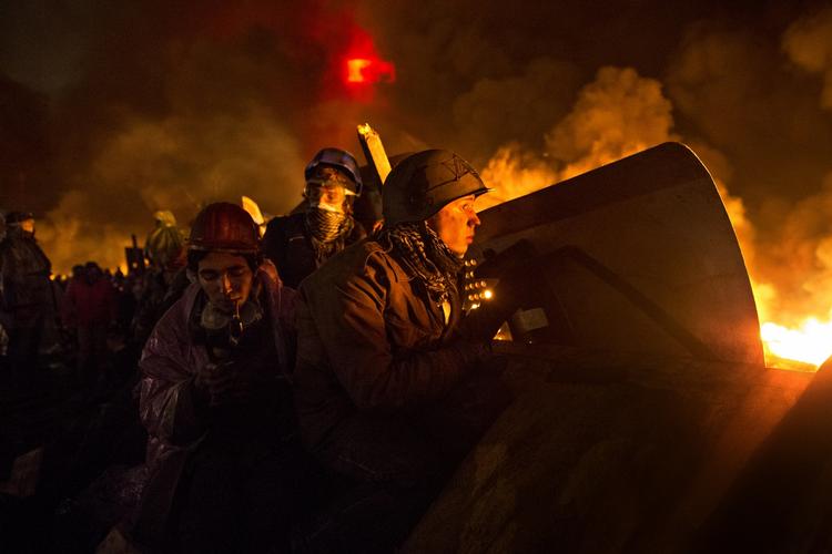 Demonstranter passer barrikaderne ved hele tiden at kaste brandbart materiale på dem. 