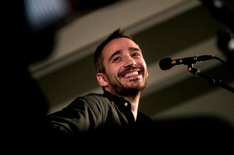 Solo. Rasmus Walter hyggede sig på Frederiksberg Bibliotek tirsdag aften, da han spillede koncert for de ca. 300 fremmødte. Han synes, det var en fornøjelse at spille for nogen, der lyttede så aktivt. 