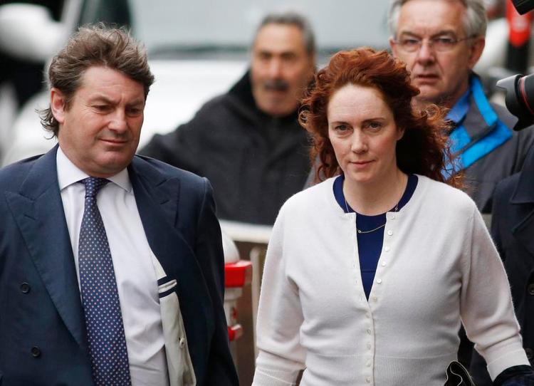Retssag. Rebekah Brooks ankommer til retten i London i selskab med sin mand, Charlie Brooks. 