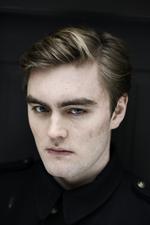 rullet. Ulrik Frost blev fyret fra Letz Sushi, efter at han på Facebook beskrev sig selv om en kollega som »to sushitjenere, der er blevet rullet noget så groft«. 