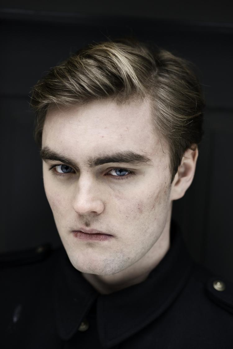 rullet. Ulrik Frost blev fyret fra Letz Sushi, efter at han på Facebook beskrev sig selv om en kollega som »to sushitjenere, der er blevet rullet noget så groft«. 