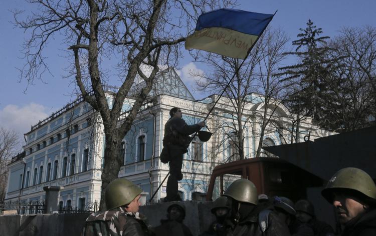 Kijev. En aktivist vifter med det ukrainske flag nær Præsidentpaladset 