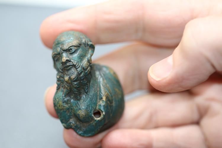 Fund. Der bliver endelig taget hånd om bronzefiguren Papposilenos. 