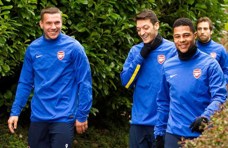 storkamp. Arsenal har flere tyskere på holdet, der i aften møder de tyske mestre - og Champions League-vindere - Bayern München, i første opgør i ottendedelsfinalen. Fra venstre er det Lukas Podolski og Mesut Özil, der begge spiller på det tyske landshold. 