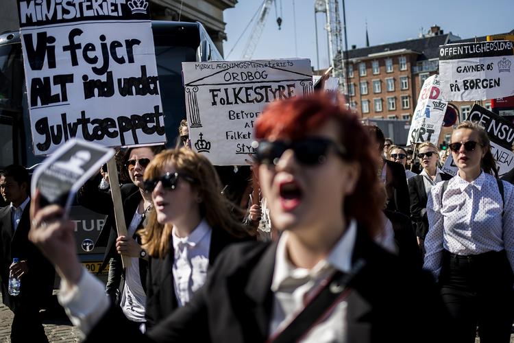 Demonstration. Omkring 2.000 mennesker var samlet på Christiansborg Slotsplads sidste år  for at demonstrere mod den nye offentlighedslov. 