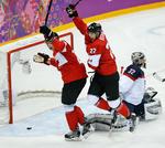 Afgørelsen. Benn Jamie (nr. 22 i midten) fik pucken ind bag Jonathan Quick i det amerikanske mål halvandet minut inde i 2. periode. 