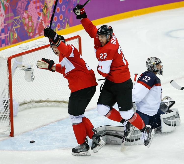 Afgørelsen. Benn Jamie (nr. 22 i midten) fik pucken ind bag Jonathan Quick i det amerikanske mål halvandet minut inde i 2. periode. 