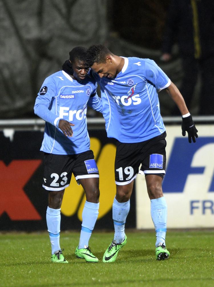 Storsejr. Robin Okotie (th) lykønskes af Silas Songani efter 1-0-scoringen i Slagelse mod FC Vestsjælland. 