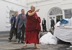 Møde. Dalai Lama går ud af Det Hvide Hus efter at ahve talt med præsident Barack Obama. 