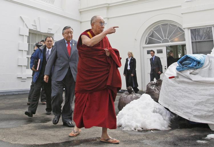 Møde. Dalai Lama går ud af Det Hvide Hus efter at ahve talt med præsident Barack Obama. 