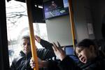 Elendighed. Skærmene i busserne viser reklamer, informationer og nyheder og sidstnævnte er ikke altid egnet for børn. 