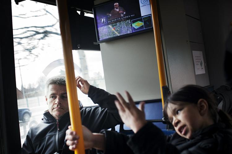 Elendighed. Skærmene i busserne viser reklamer, informationer og nyheder og sidstnævnte er ikke altid egnet for børn. 