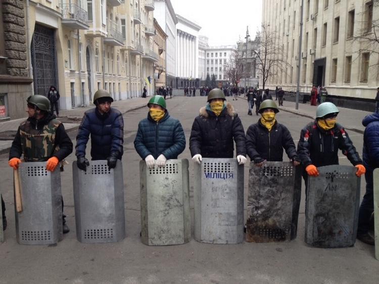 Kontrol. »Præsidenten kommer aldrig tilbage til denne bygning. Vi har taget kontrollen med den, fordi det er folkets bygning«, siger en talsmand for demonstranterne i Kijev, som siger, at de har overtaget landets embedsbolig. - Foto: 