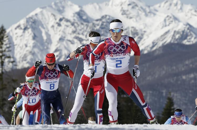 superkvinde. Marit Bjørgen fra Norge fører feltet an i 30 kilometer langrend ved OL i Sotji. 