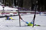 dopet. Ukraines Marina Lisogor (tv) ligger udmattet i sneen efter 10 kilometer langrend ved OL i Sotji. 