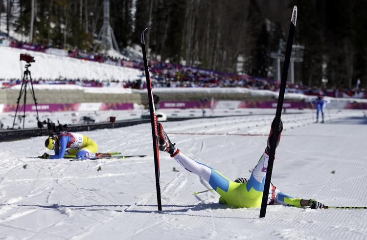 dopet. Ukraines Marina Lisogor (tv) ligger udmattet i sneen efter 10 kilometer langrend ved OL i Sotji. 