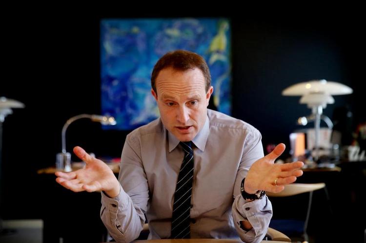 Supereuropæer. Danmarks nye udenrigsminister, Martin Lidegaard (R), vil gerne af med alle de fire danske EU-forbehold. Men udfordringen, siger han, bliver at finde et tidspunkt, hvor man kan tage debatten uden at komme ind på finanskrisen og andre ting, der kan »forurene« diskussionen. 