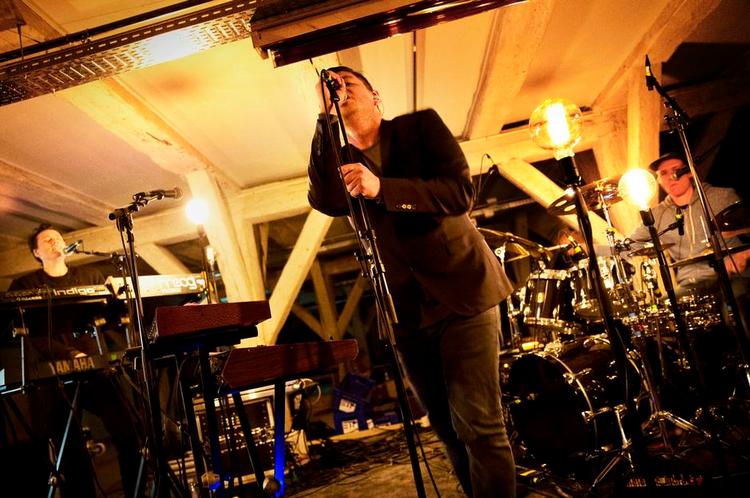 Toppen. Med forsanger Michael Møller og brødrene Frederik og Fridolin Nordsø på keyboards og trommer debuterede The Moutains fredag i intime rammer. Endda med to koncerter i rap. 