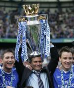 1-0. det var en klassisk 'Mourinho' (midt), da Chelsea uden at overbevise alligevel fik sejren hevet hjem i overtiden. De gamle Chelsea-kæmper, Frank Lampard (tv) og John Terry (th) stod bag scoringen. 