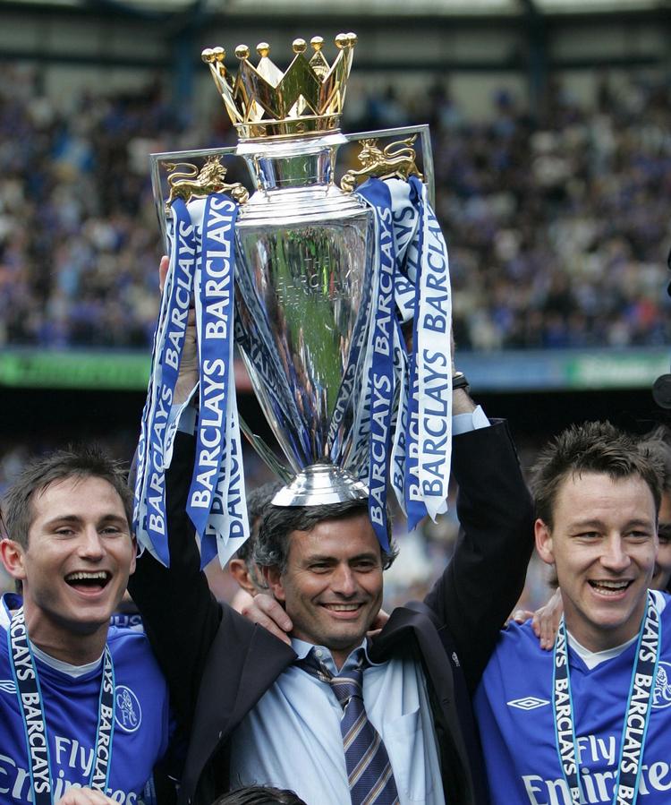 1-0. det var en klassisk 'Mourinho' (midt), da Chelsea uden at overbevise alligevel fik sejren hevet hjem i overtiden. De gamle Chelsea-kæmper, Frank Lampard (tv) og John Terry (th) stod bag scoringen. 