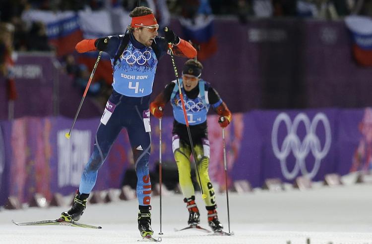 guld. Anton Shipulin (tv) har sidste tur for Rusland, som vinder stafetten i skiskydning. 