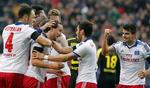krise? Hamburg-spillerne jubler over en scoring i sejren, som kan være første skridt på vejen mod en redning for traditionsklubben i Bundesligaen. 