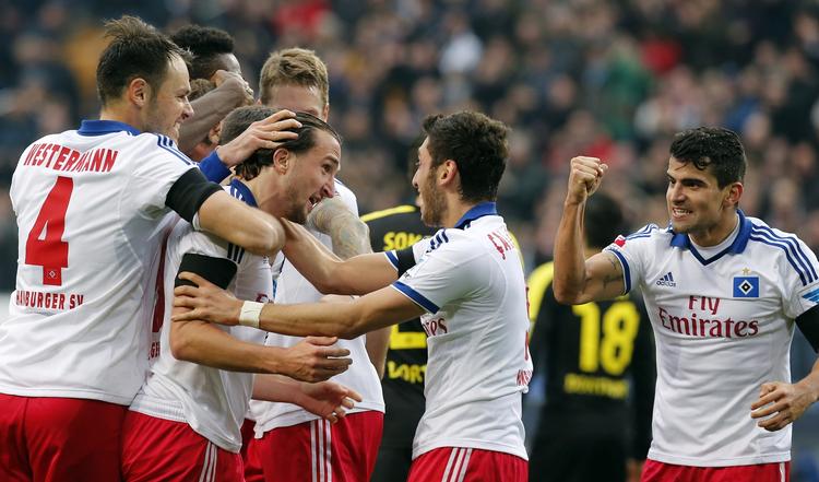krise? Hamburg-spillerne jubler over en scoring i sejren, som kan være første skridt på vejen mod en redning for traditionsklubben i Bundesligaen. 