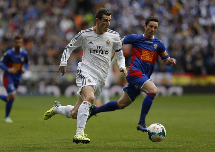 3-0. Real Madrids Gareth Bale (tv) betalte lidt tilbage til klubben - som købte ham for en rekordsum i Tottenham - i kampen mod Elche. 