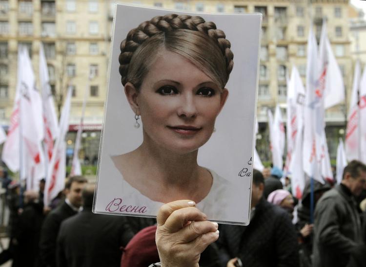 Løsladt. Under flere af demonstrationerne i Ukraine har Julia Timosjenko prydet demonstranternes plakater, mens de har demonstreret for at krævet nye valg. 