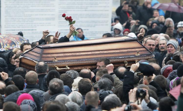 Sorg. Ukrainerne på Uafhængighedspladsen begraver stadig deres døde, efter 77 mennesker omkom onsdag efter kampe mellem politi og demonstranter. Ortodokse præster har ført an i massebøn for ofrene på Uafhængighedspladsen. 