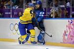 Infight. Tuomo Ruutu fra Finland (tv.) og Niklas Krfonwall fra Sverige krydser stave i fredagens ishockeybrag. 