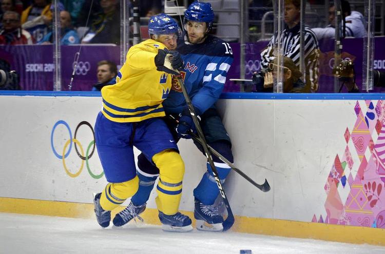 Infight. Tuomo Ruutu fra Finland (tv.) og Niklas Krfonwall fra Sverige krydser stave i fredagens ishockeybrag. 