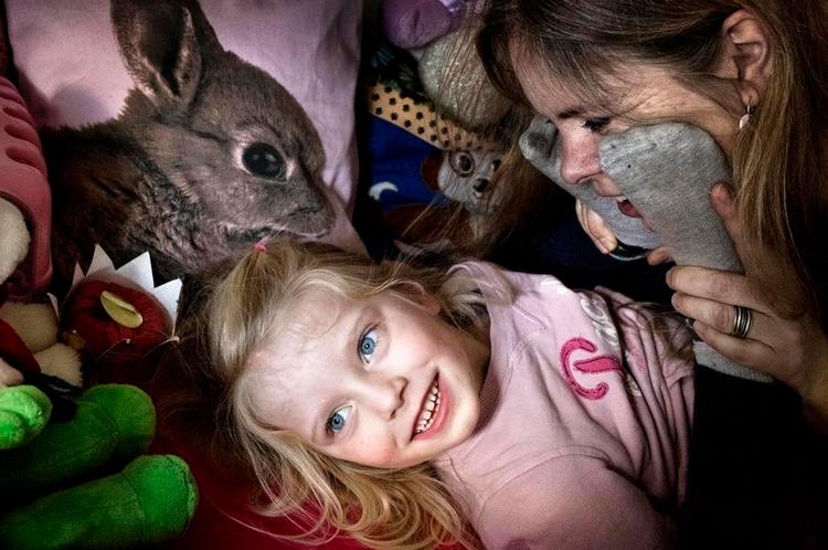 familie. Pia Olsen med datteren, Karla, på 5 år. Hun og andre solomødre, som har fået barn med en sæddonor, lægger ikke skjul på, at det er hårdt arbejde, som kræver benhårde prioriteringer, når man er alene med et barn. 