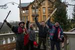 Forsvundet. Demonstranter triumferer foran den ukrainske præsidentbolig, som Viktor Janukovitj forlod i ly af mørket natten til lørdag. 